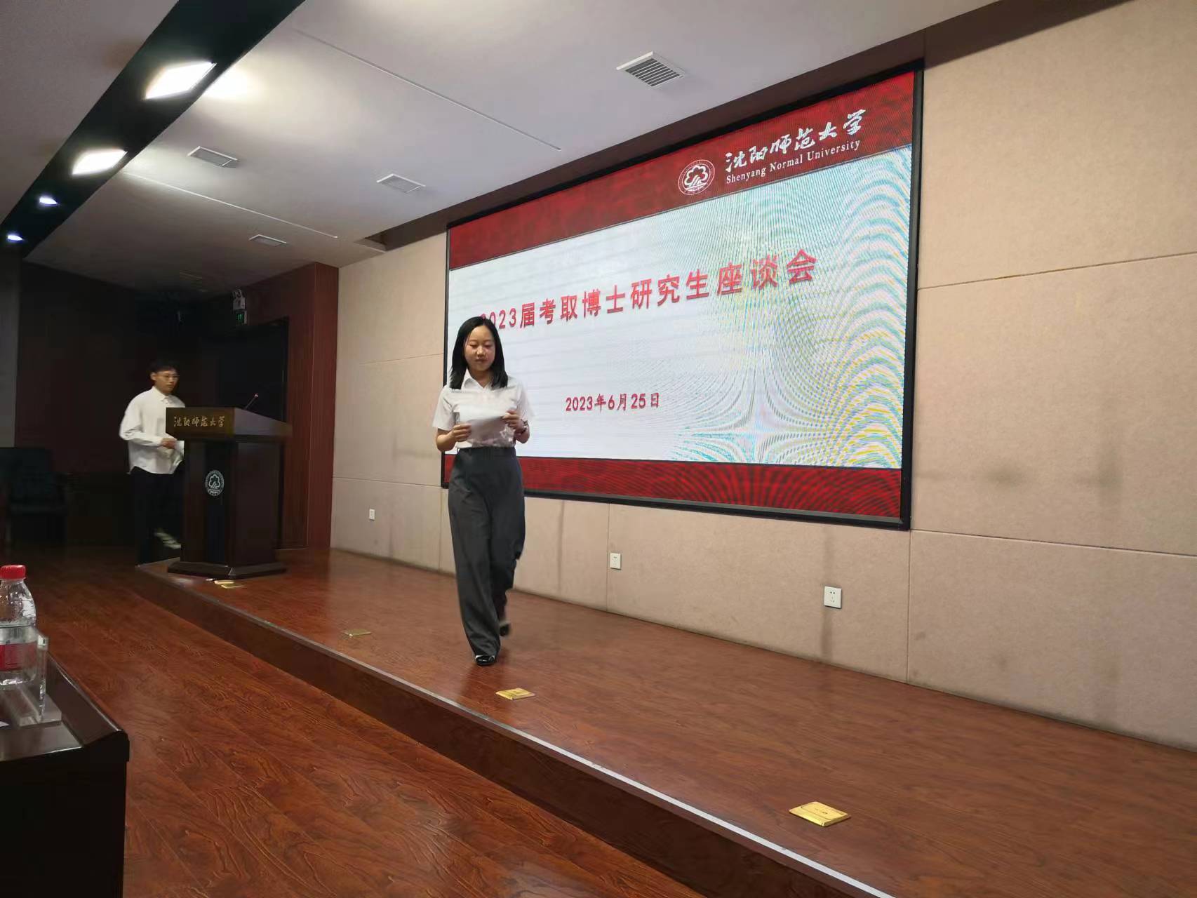 管理学院研究生刘佳宁在我校2023届考取博士研究生同学座谈会上做经验分享